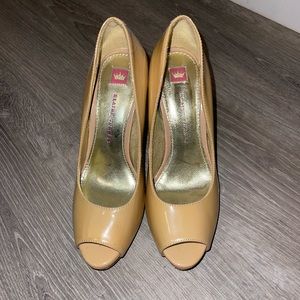 Nude Elaine Turner pumps.
